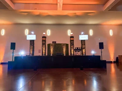 4 Columnas con Pantallas TV