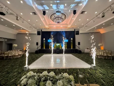 4 Columnas con Pantallas, Piso LED Starlit, Rótulo LED Neón y 4 Sparkular