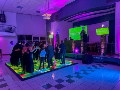 4 Columnas con Piso LED Infinity, Pantallas y ViideoWall