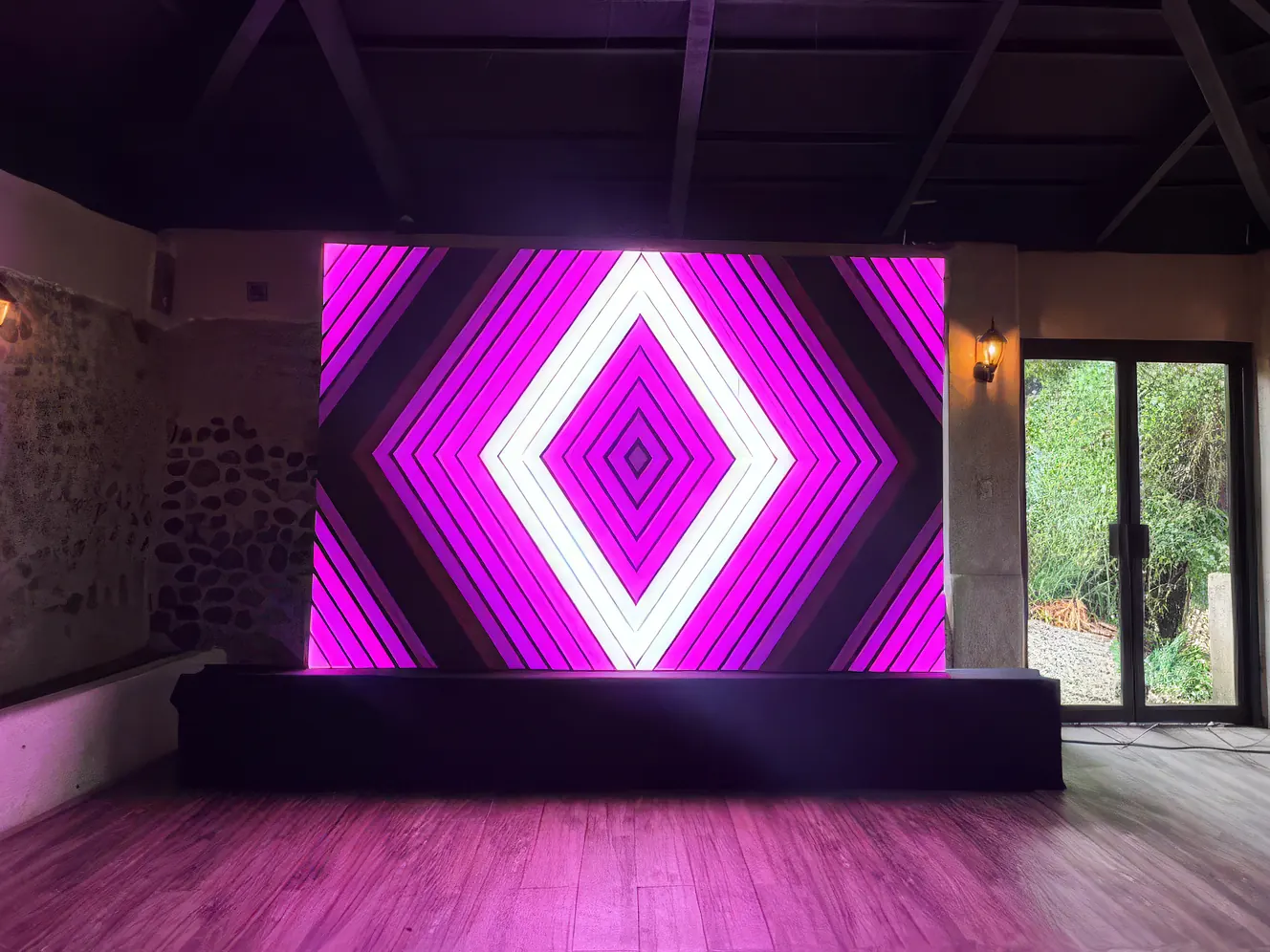 Pantalla LED modular de 2 por 3 metros con visuales morados