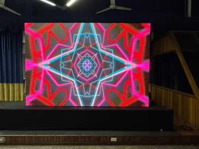 Pantalla LED modular instalada sobre un escenario
