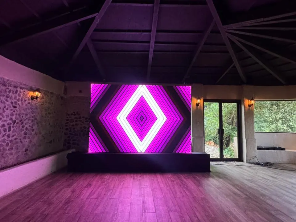 Pantalla LED modular instalada en un salón amplio