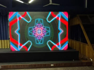 Pantalla LED modular mostrando visuales rojos