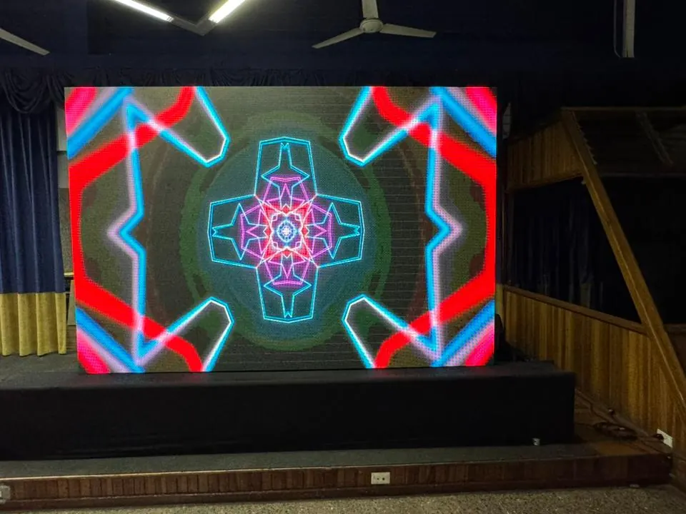 Pantalla LED modular mostrando visuales rojos