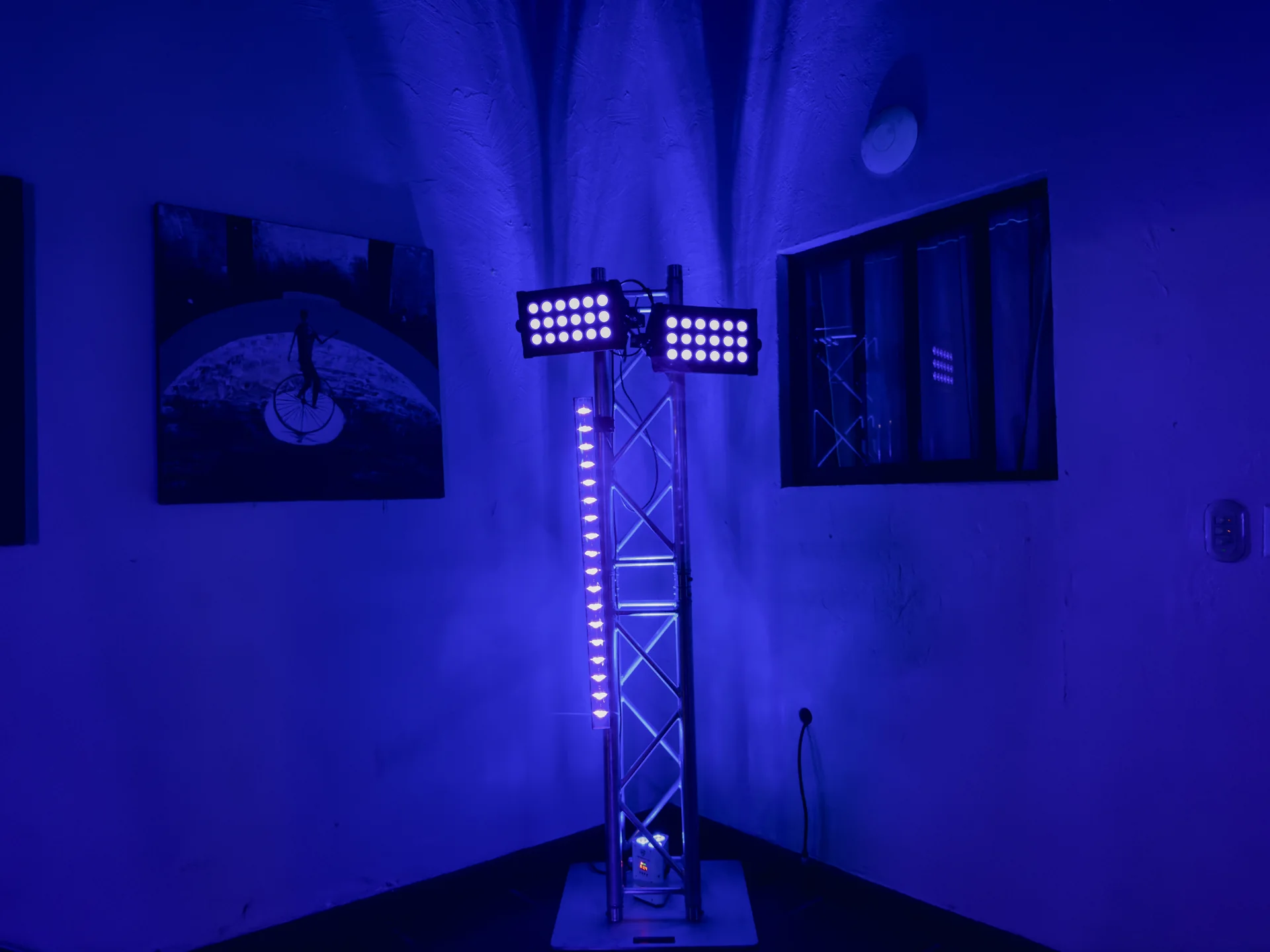 Columna de truss sobre base utilizada como soporte para iluminación UV